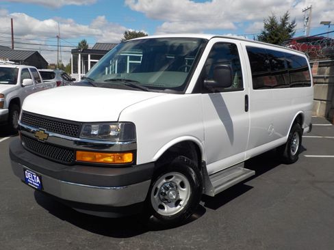Used 2017 Chevrolet Express 3500 LT w/ LT Preferred Equipment Group RWD image 3