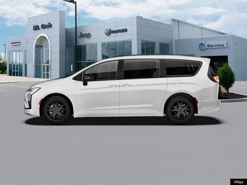 New 2027 Chrysler Pacifica Limited FWD image 3