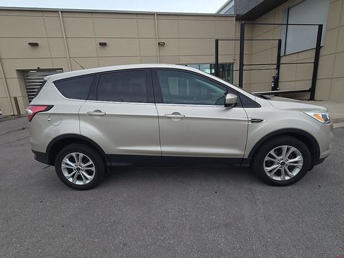 Used 2017 Ford Escape SE FWD image 3