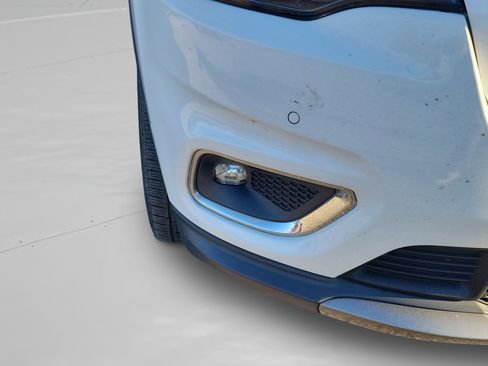 Used 2019 Jeep Cherokee Limited w/ Luxury Group image 12