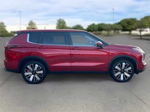 New 2025 Mitsubishi Outlander SE image 8