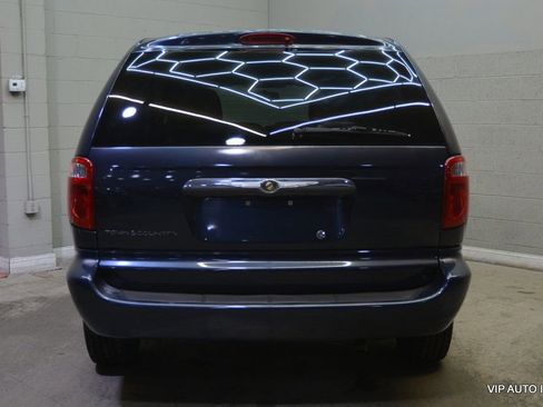 Used 2006 Chrysler Town & Country FWD image 37