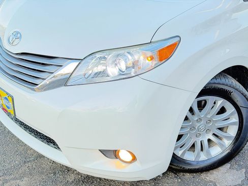 Used 2017 Toyota Sienna XLE Premium w/ Protection Package image 98