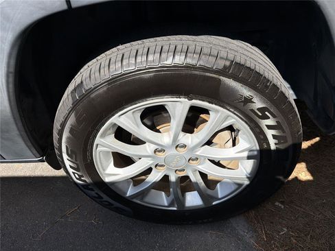 Used 2019 Jeep Cherokee Latitude w/ Popular Appearance Group FWD image 11