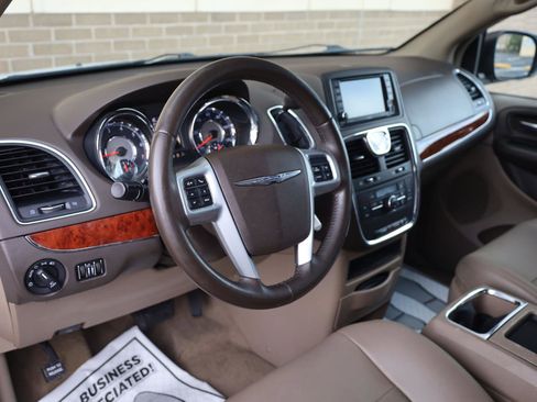 Used 2014 Chrysler Town & Country Touring FWD image 14