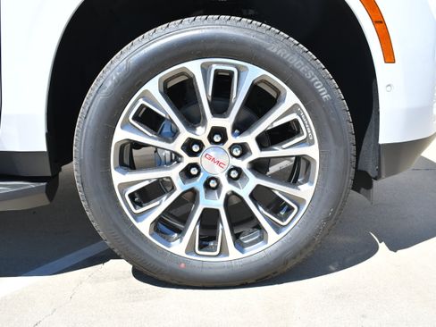 Used 2026 GMC Yukon Denali w/ Advanced Technology Package AWD/4WD image 28