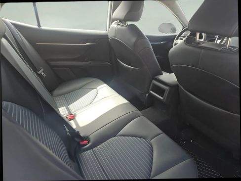 Used 2024 Toyota Camry SE image 19