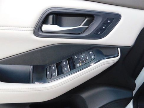 Used 2023 Nissan Rogue SL w/ SL Premium Package image 17