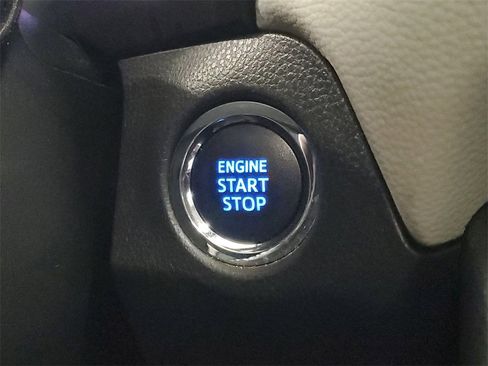 Used 2021 Toyota RAV4 XLE Premium image 32