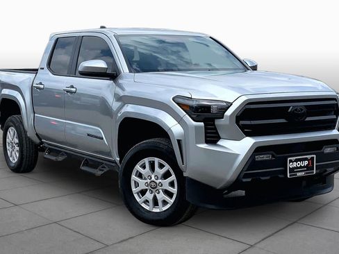 Used 2025 Toyota Tacoma SR5 image 3