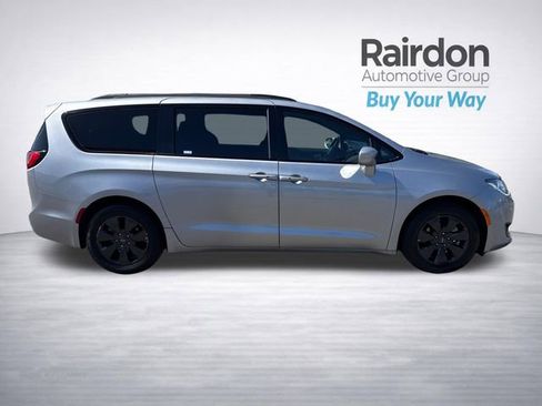 Used 2019 Chrysler Pacifica Touring-L w/ S Appearance Package FWD image 10