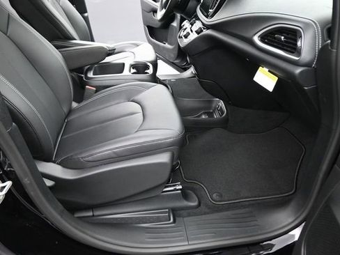 New 2026 Chrysler Pacifica Select image 36