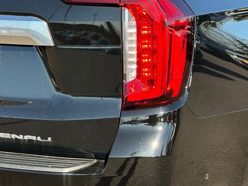 Used 2024 GMC Yukon Denali w/ Advanced Technology Package image 27