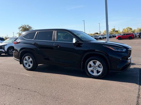 Used 2024 Toyota Highlander LE AWD/4WD image 7