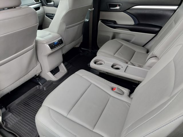 Used 2018 Toyota Highlander XLE AWD/4WD image 40
