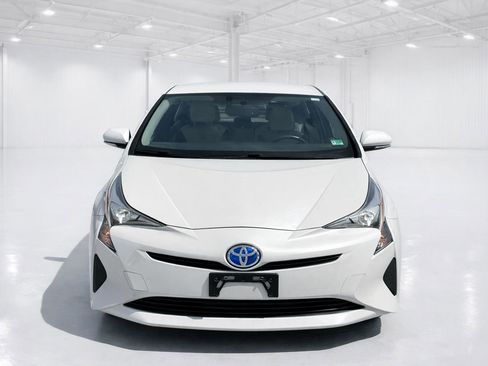 Used 2016 Toyota Prius Four Touring FWD image 3