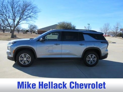 Used 2025 Chevrolet Traverse LT image 4