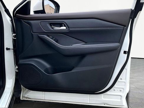 Used 2023 Nissan Rogue SL w/ SL Premium Package image 24