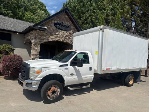 Used 2015 Ford F550 2WD Regular Cab Super Duty image 2