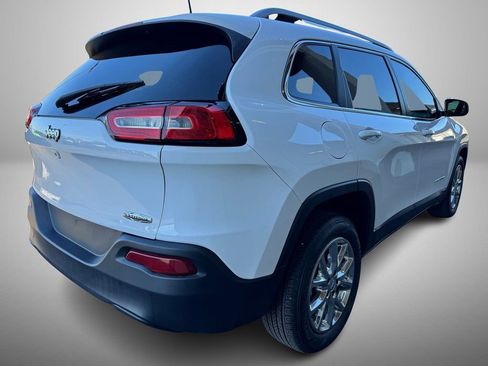 Used 2017 Jeep Cherokee Latitude w/ Comfort/Convenience Group FWD image 3