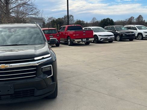 Used 2025 Chevrolet Traverse LT image 3