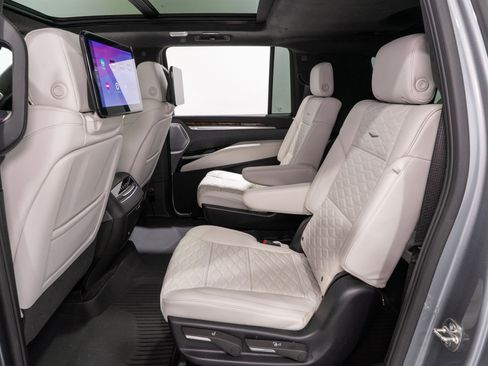 Used 2026 Cadillac Escalade ESV Platinum Sport w/ LPO, ONYX Package AWD/4WD image 37