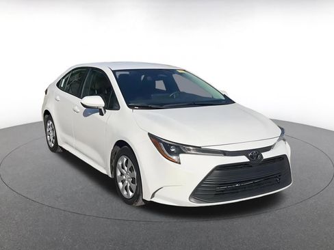 Used 2025 Toyota Corolla LE image 2