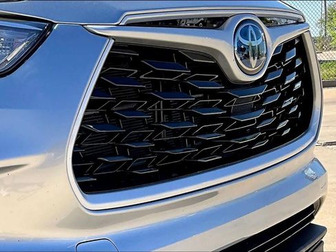 Used 2023 Toyota Highlander XLE image 30