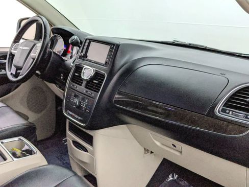 Used 2014 Chrysler Town & Country Touring image 26