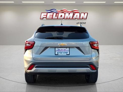 Used 2025 Chevrolet Trax LT w/ Driver Confidence Package FWD image 4