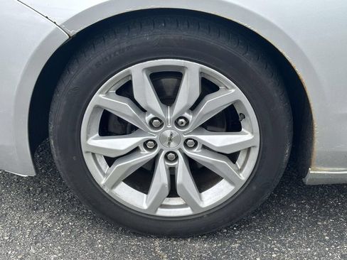 Used 2019 Chevrolet Impala LT FWD image 9