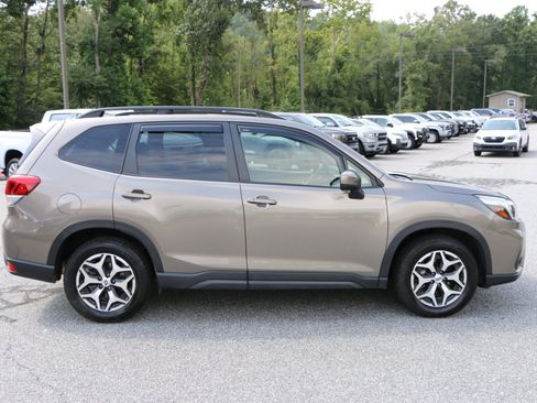 Used 2021 Subaru Forester Premium AWD/4WD image 9