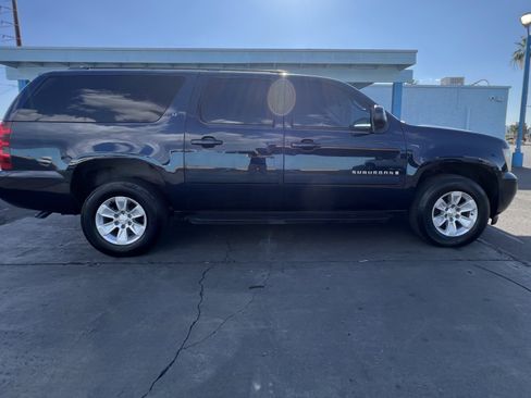 Used 2008 Chevrolet Suburban LT image 2