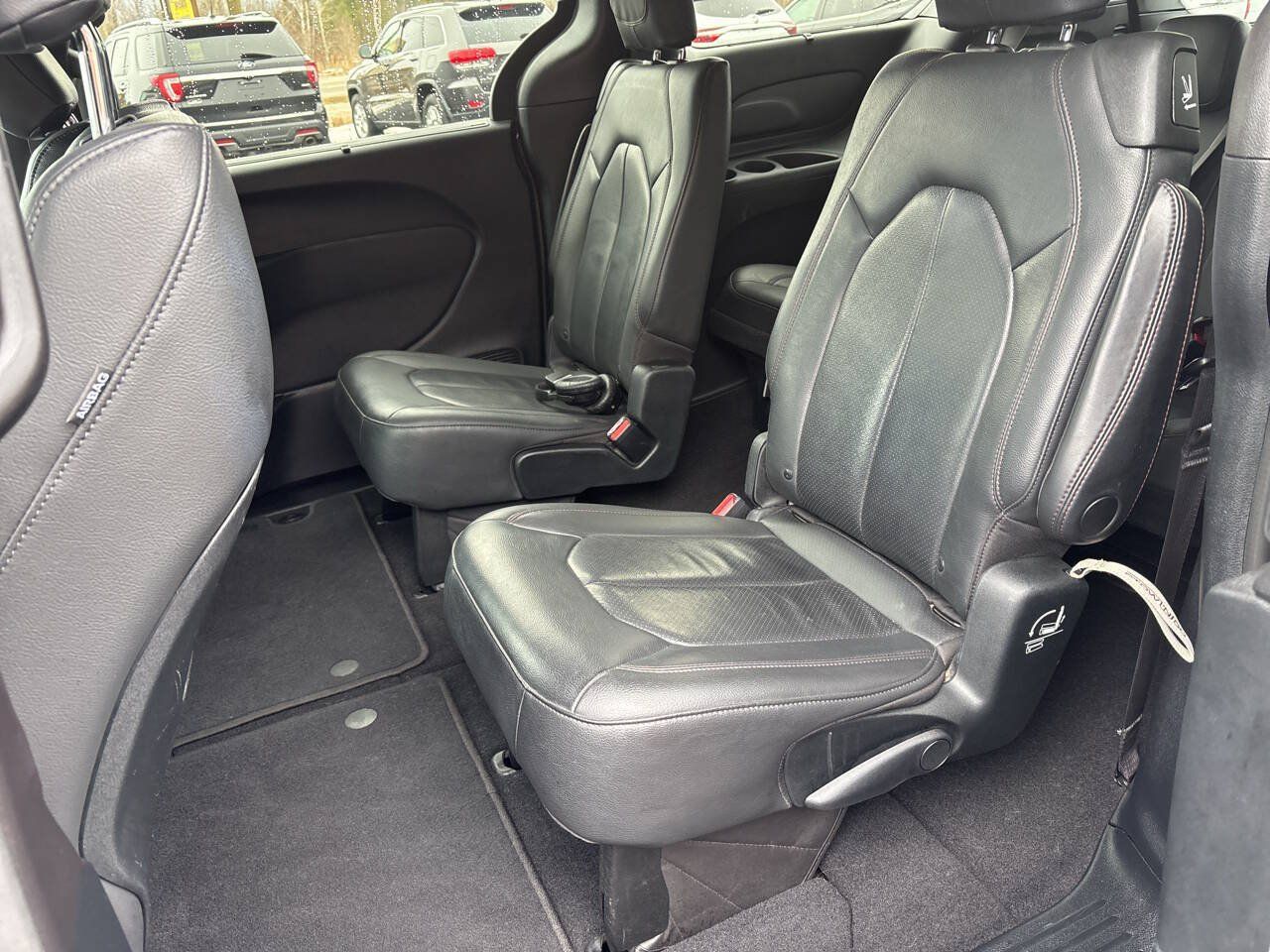 Used 2020 Chrysler Pacifica Touring-L FWD image 7