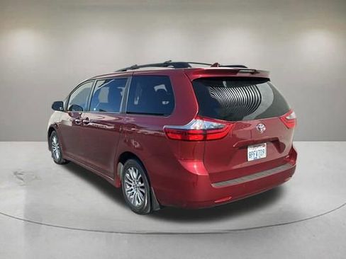 Used 2020 Toyota Sienna XLE w/ XLE Navigation Package FWD image 4