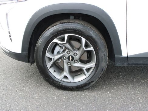 Used 2025 Chevrolet Trax LT w/ LT Convenience Package image 17