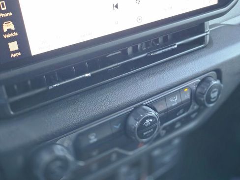 Used 2025 Jeep Gladiator Sport image 24