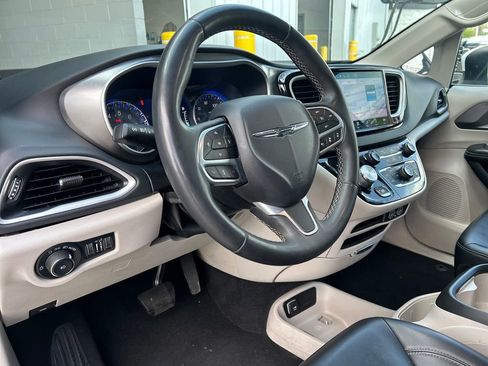 Used 2023 Chrysler Pacifica Touring-L FWD image 11