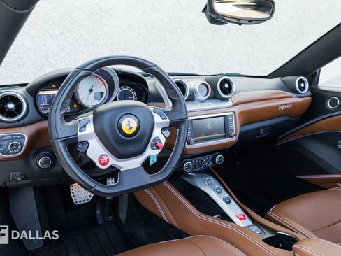 Used 2016 Ferrari California T image 22