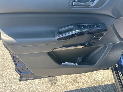 Used 2025 Nissan Pathfinder SV AWD/4WD image 16