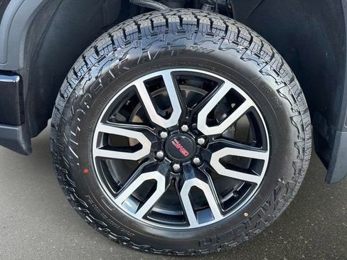 Used 2024 GMC Sierra 1500 AT4 w/ Technology Package AWD/4WD image 10