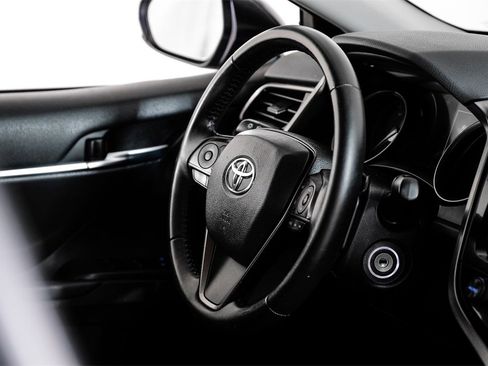 Used 2021 Toyota Camry SE image 11