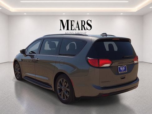Used 2020 Chrysler Pacifica Touring w/ S Appearance Package FWD image 3