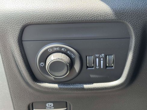 Used 2025 Jeep Grand Cherokee Altitude AWD/4WD image 9