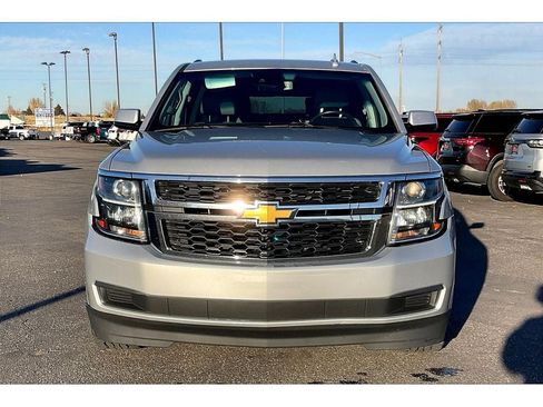 Used 2018 Chevrolet Suburban LT image 3