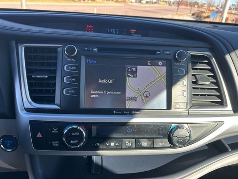 Used 2019 Toyota Highlander XLE image 16