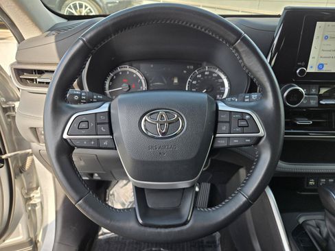 Used 2024 Toyota Highlander LE FWD image 16