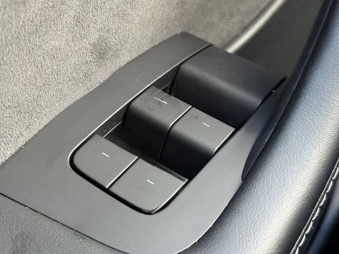 Used 2023 Tesla Model Y Performance image 24