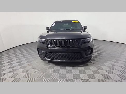 Used 2025 Jeep Grand Cherokee Altitude RWD image 51