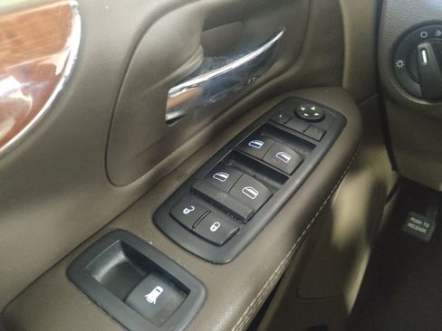 Used 2016 Chrysler Town & Country LX FWD image 27